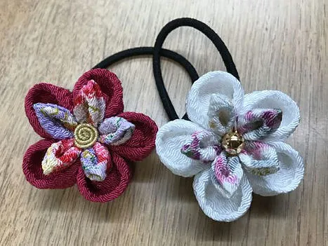 つまみ細工でゴム留め作り