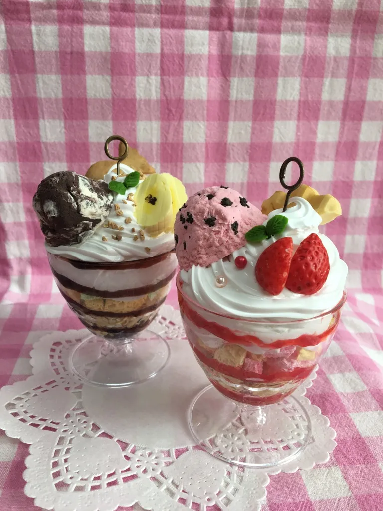 中身もカワイイ　いろいろ盛れるパフェのメモスタンド