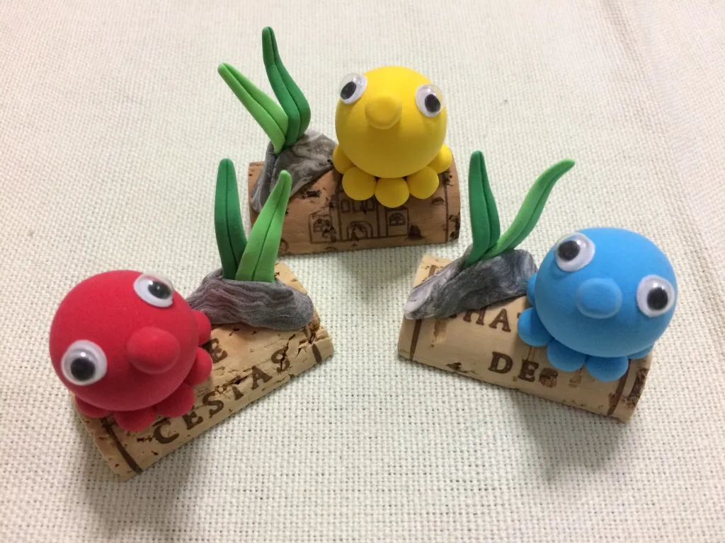 カラーねんどを丸めて海の生き物をつくろう
