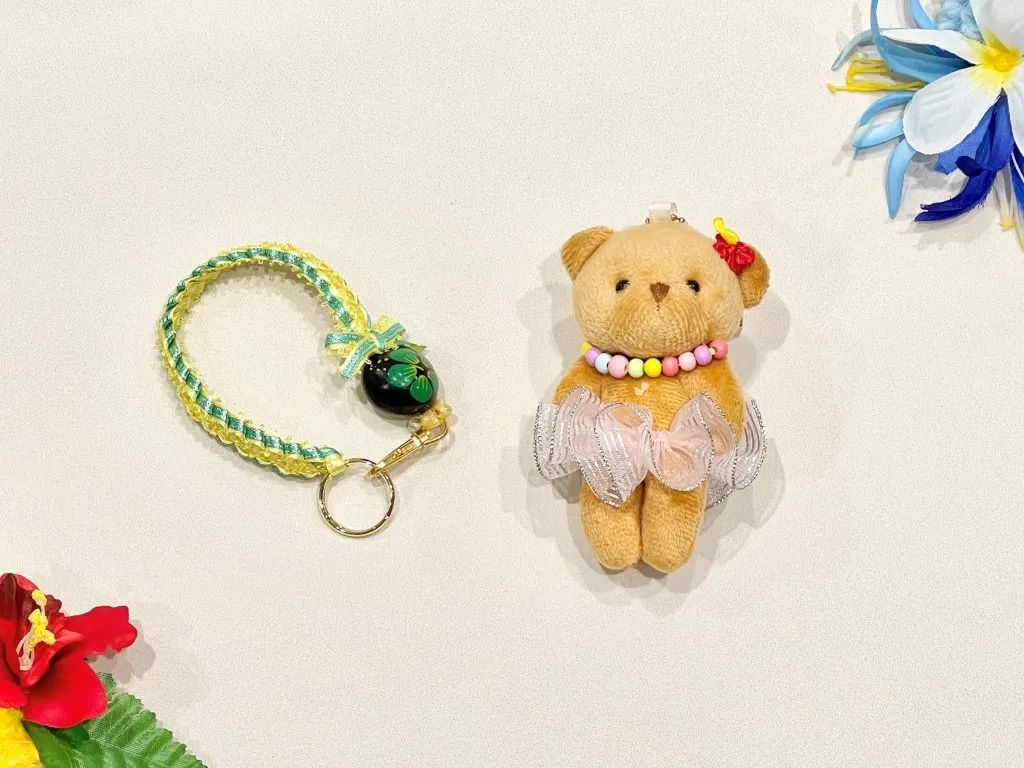 ①ハワイのリボンでキーチェーンをつくろう（高学年用） ②ウッドビーズでレイをつくろう（高学年用）