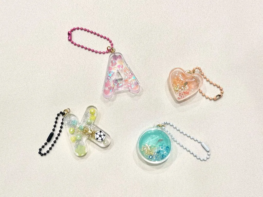 ①レジンで海のシェイカーキーホルダーをつくろう（高学年用） ②レジンでイニシャルキーホルダーをつくろう（高学年用）