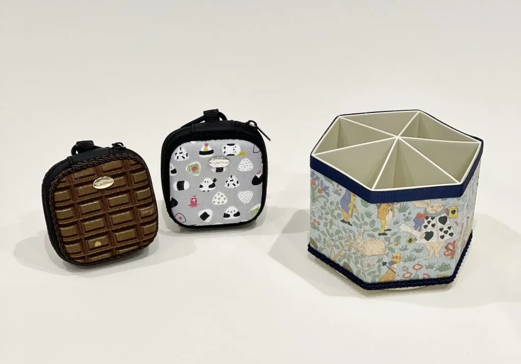 ①かわいい布でマルチケースをつくろう（高学年用） ②かわいい布で回転ペンスタンドをつくろう（高学年用）