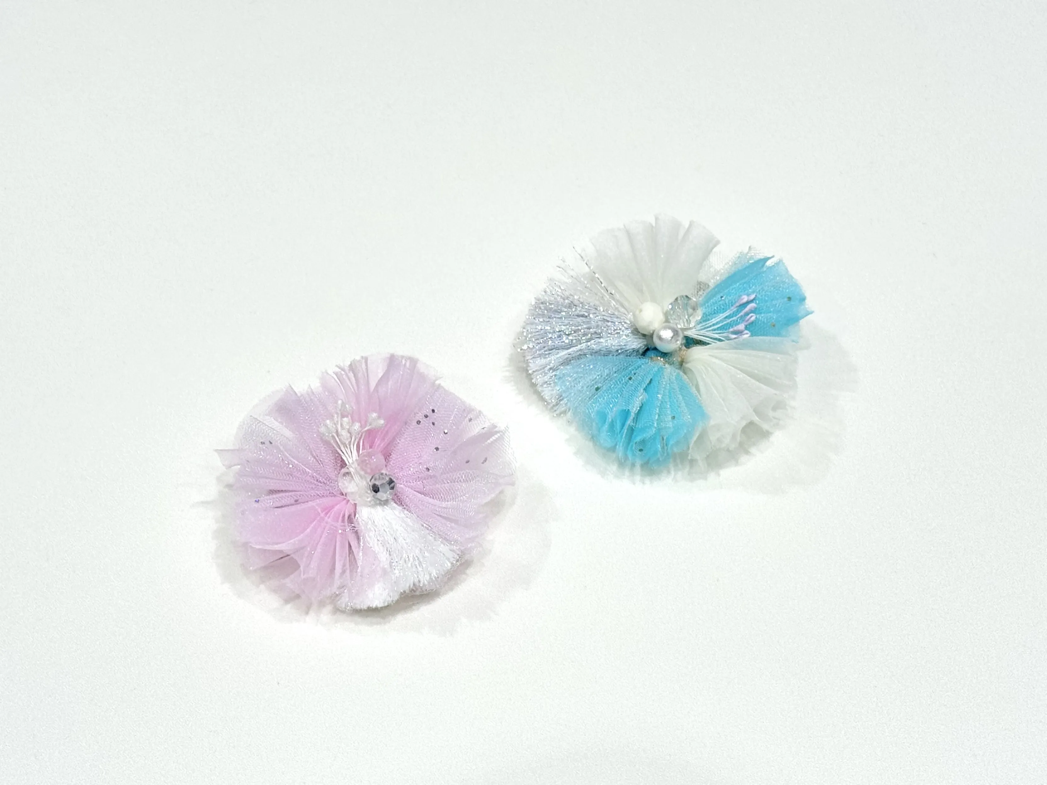 ふしぎな糸でお花コサージュピンをつくろう